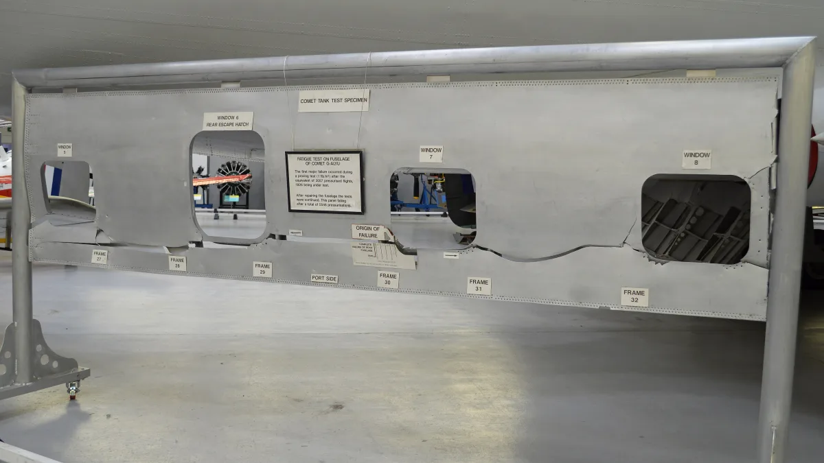 博物館に展示された、コメット1型 G-ALYU の胴体パネル。開口部が並び、パネル右側に亀裂が走っている