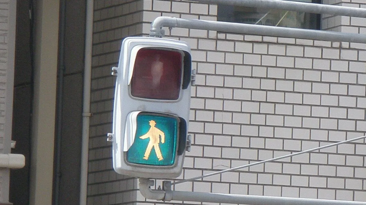 歩行者用信号機。下側の灯火が点灯し、人形が緑色に光っている