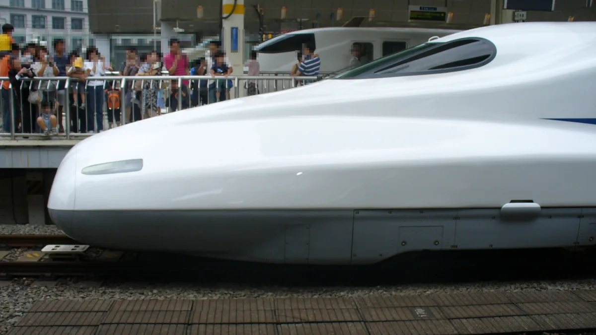 新幹線N700系の先頭部を真横から見たところ。運転席の前に、細長く前方へ伸びる鼻がある
