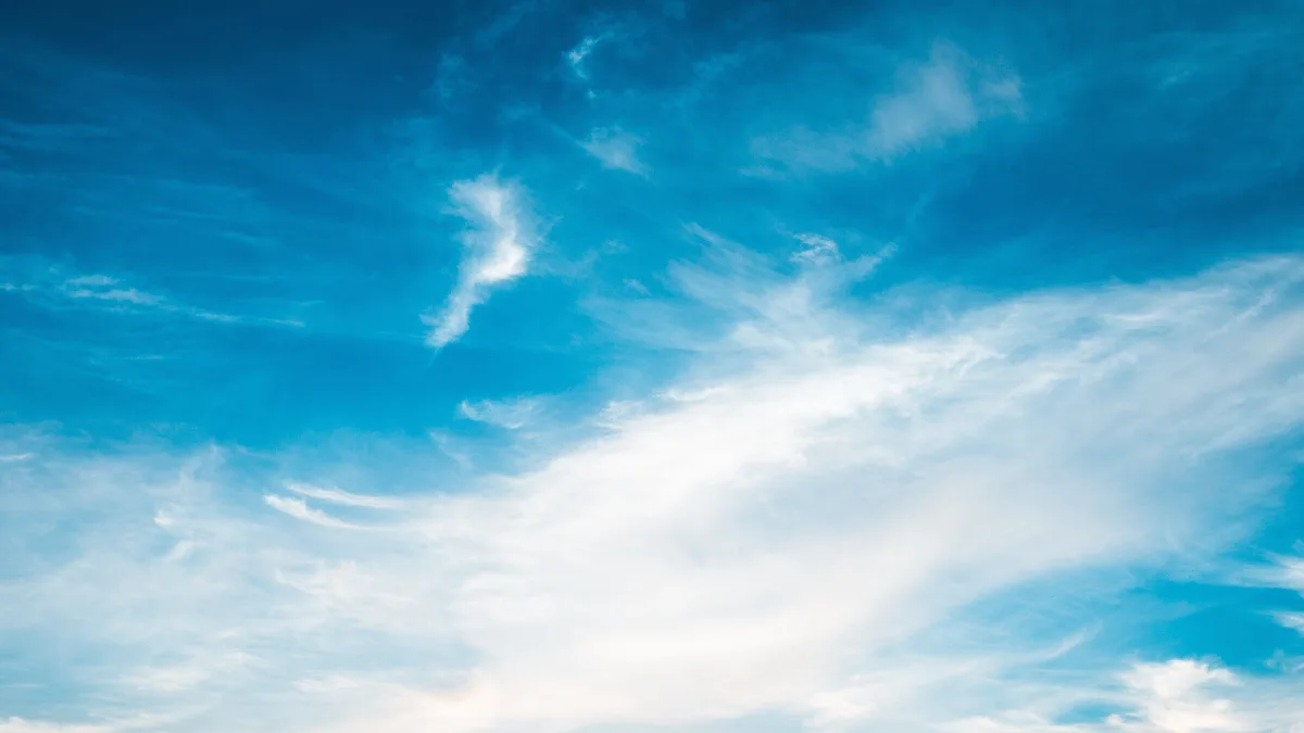 青い空と、薄く広がる白い雲