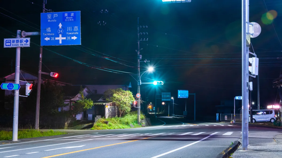 夜の交差点。LED式の信号機が青（緑）に点灯している。徳島県阿南市新野町。