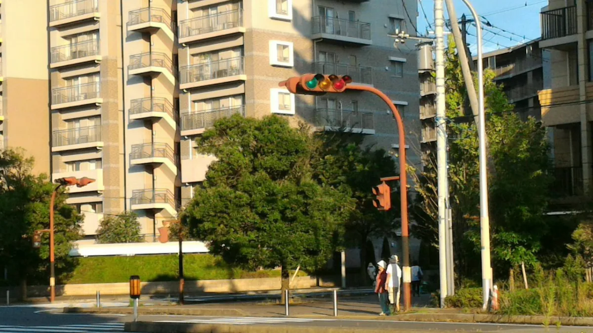 日本の横型信号機。右端の灯火が赤く点灯している