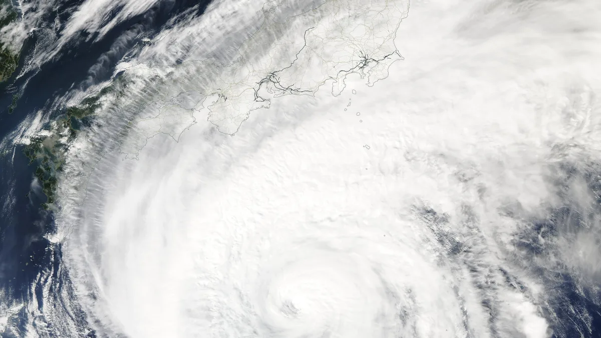 2019年10月11日の衛星画像。日本の南の海上に大きな渦を巻く台風があり、外側の雲が本州・四国・九州にかかっている